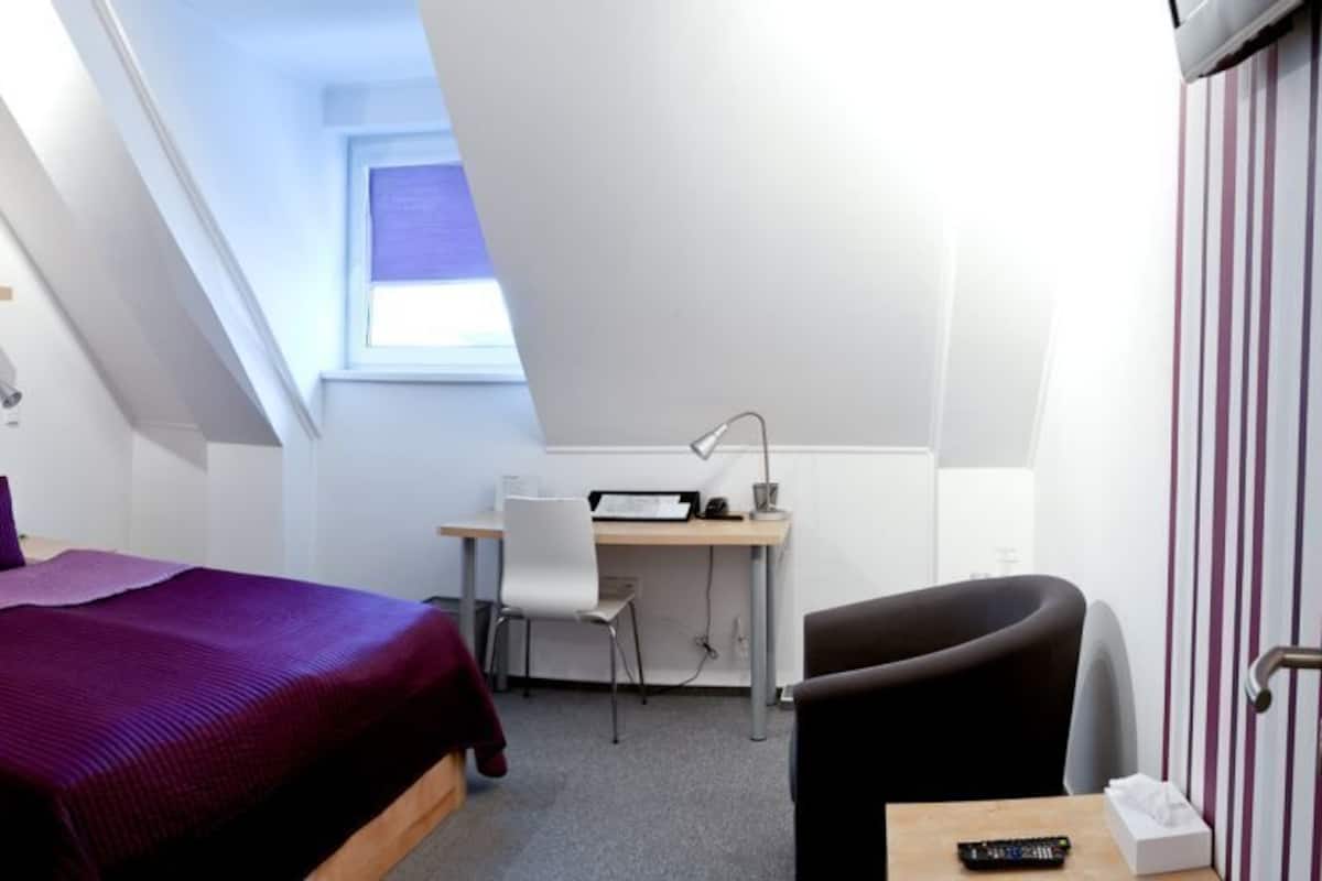 Minibar, caja de seguridad en la habitación y escritorio