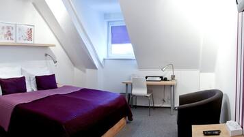 Family Room | Minibar, in-room safe, desk, blackout curtains