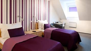 Twin Room | Minibar, in-room safe, desk, blackout drapes