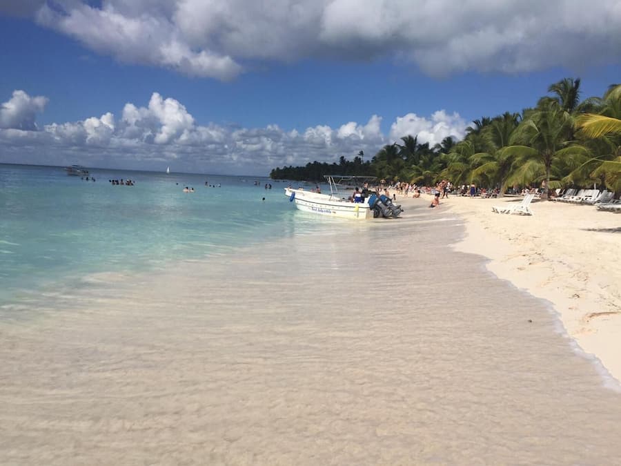 Beach nearby, white sand, scuba diving