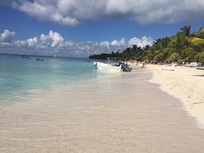 In Strandnähe, weißer Sandstrand, Sporttauchen