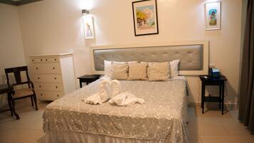 Deluxe kamer | Een kluis op de kamer, een bureau, gratis wifi