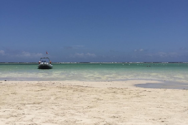 Beach nearby, white sand, scuba diving