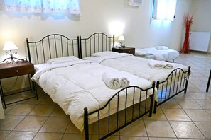Caja de seguridad en la habitación y tabla de planchar con plancha