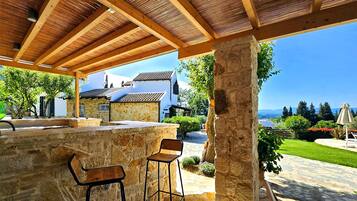 Bar en bord de piscine