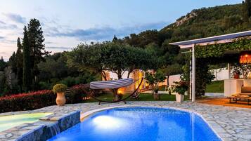 Een seizoensgebonden buitenzwembad en parasols bij het zwembad