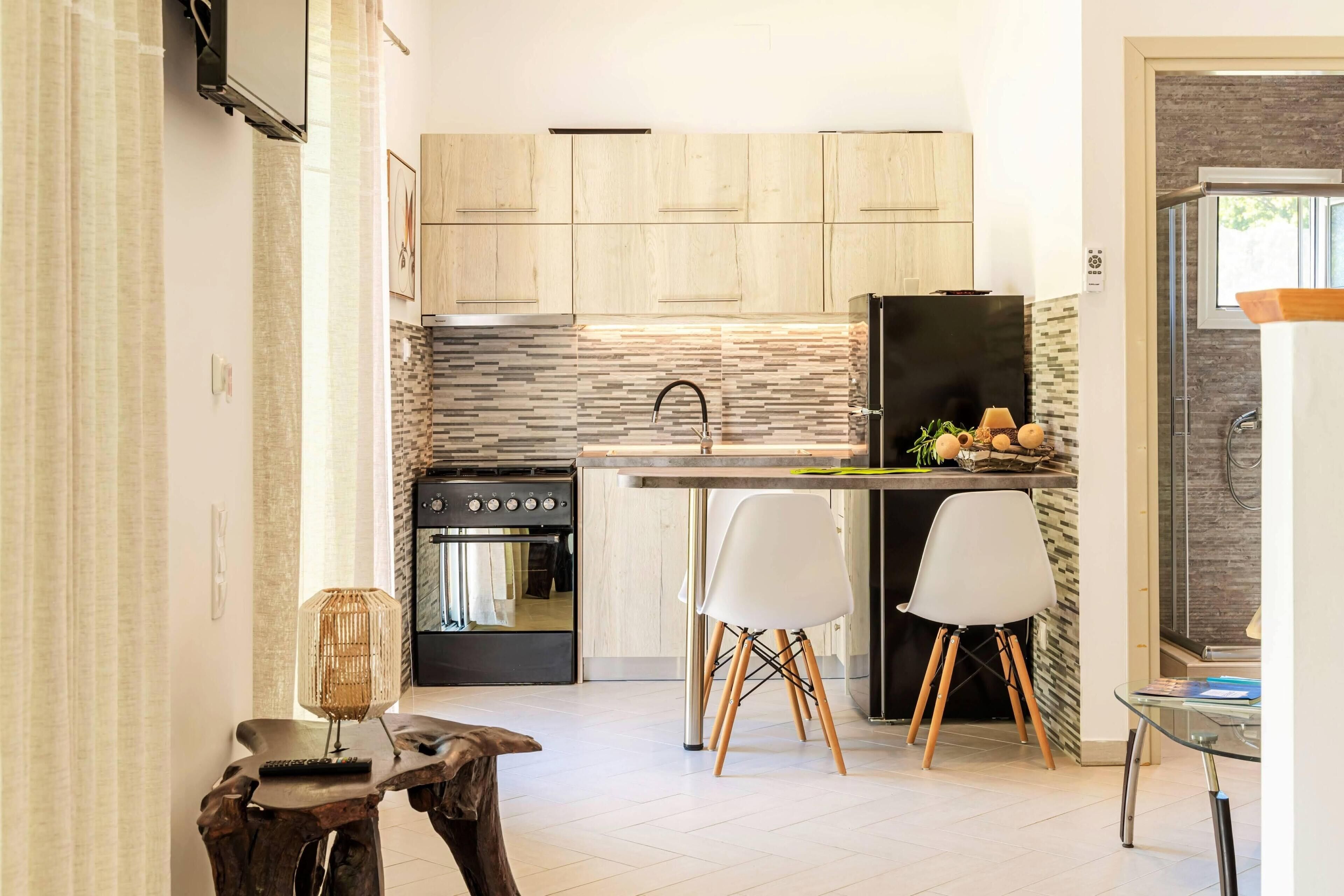 Une cuisine moderne avec des meubles en bois, une cuisinière encastrée et un grand îlot central doté de chaises.