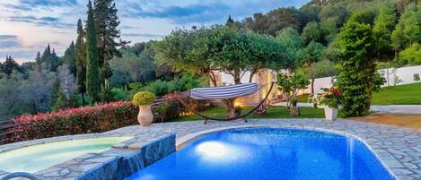 Sesongbasert utendørsbasseng, bassengparasoller og solsenger