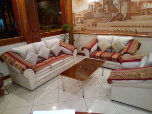 Lobby sitting area - Europa Hotel Exclusive (Cusco)