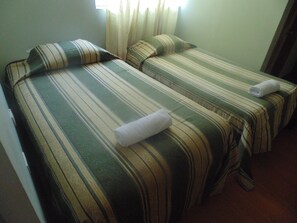 Quarto duplo, 2 camas de solteiro | 1 quarto, frigobar, cofres nos quartos, ferros/tábuas de passar roupa