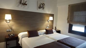 Tweepersoonskamer, 2 eenpersoonsbedden | Geluiddichte muren, gratis wifi, beddengoed