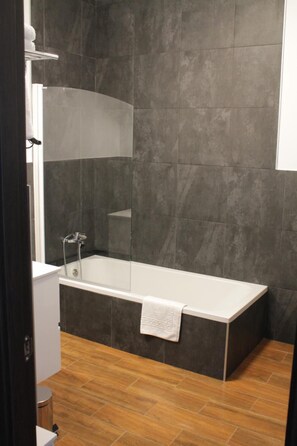 Kostenlose Toilettenartikel, Haartrockner, Handtücher
