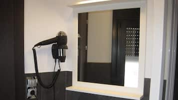 Gratis toiletartikelen, een haardroger, handdoeken