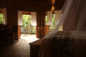 Cabana romântica, 1 quarto, vista para a montanha (Panoramic Tree House III, 1 Bedroom, ) | 1 quarto, frigobar, cofres nos quartos, escrivaninha