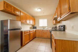 Room, Multiple Beds, Kitchenette | Private kitchenette | Fridge, microwave, coffee/tea maker