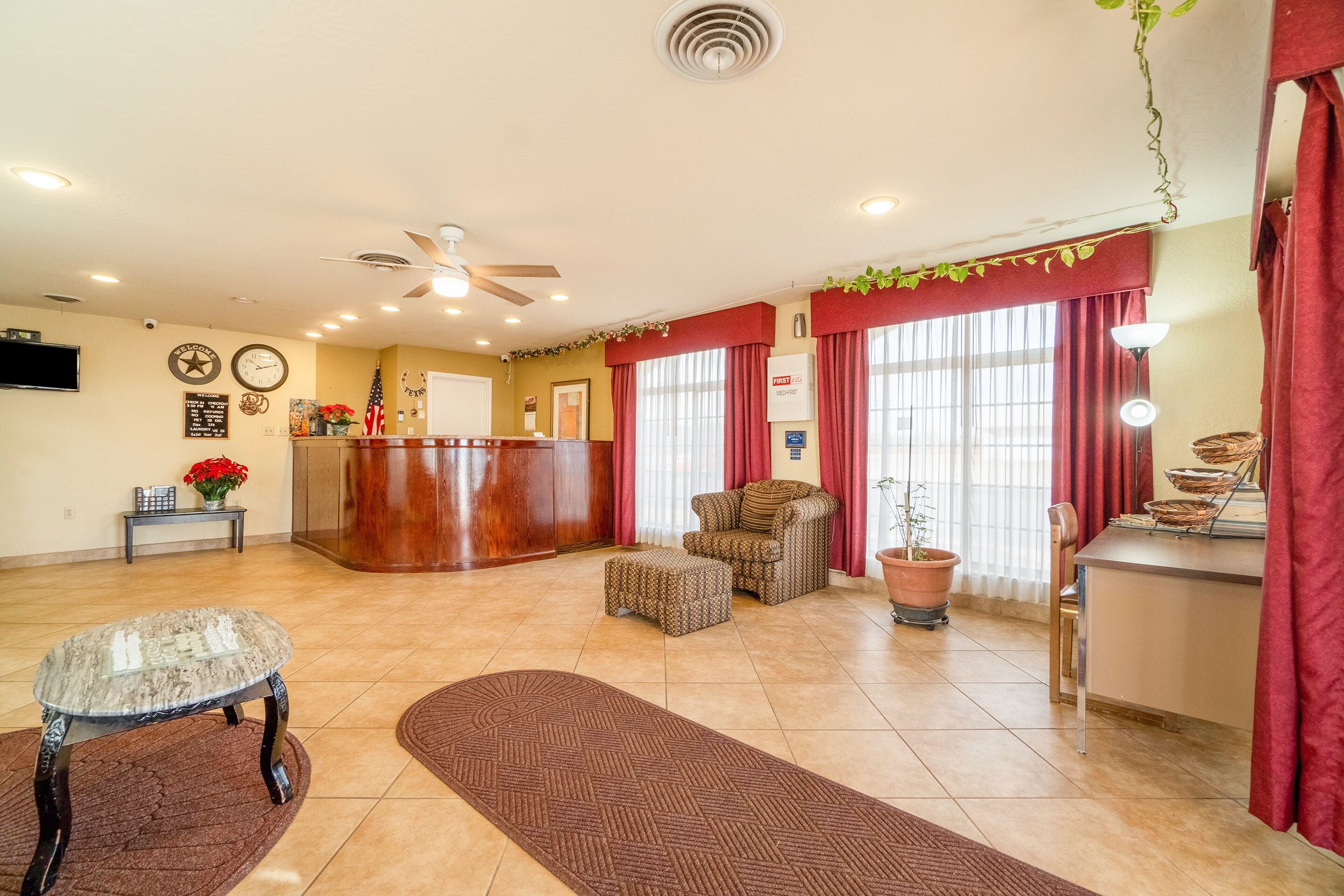 Deluxe Inn — photo 14