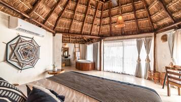 设计客房, 1 张特大床, 热水浴缸, 海洋景观 | 高档床上用品、客房内保险箱、特色装修、遮光窗帘