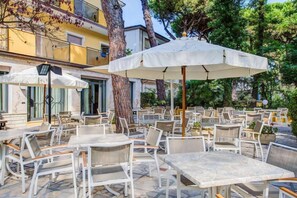 Outdoor dining - Hotel Majorca (Cervia)