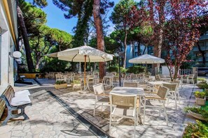Outdoor dining - Hotel Majorca (Cervia)