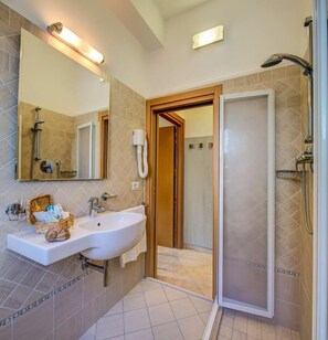 Shower, free toiletries, hair dryer, towels - Hotel Majorca (Cervia)