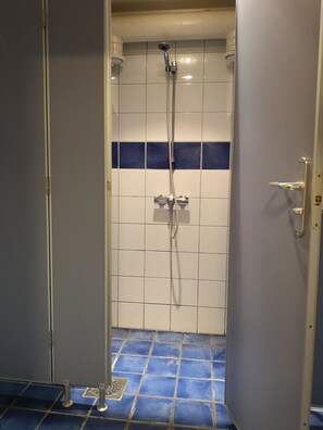 Bathroom shower - Haugtun gårdspensjonat og kulturverksted (Nordre Land)