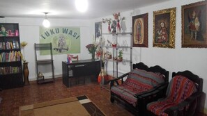 Lobby sitting area - Tuku Wasi (Cusco)