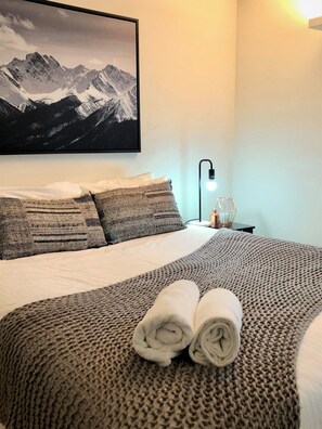 Appartement Deluxe, 2 chambres | Literie de qualité, décor unique, ameublement unique, bureau