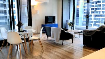 Departamento Deluxe, 2 habitaciones | Cocina privada | Refrigerador con congelador, microondas, horno y parrilla de estufa