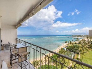 Un balcon avec vue sur l’océan et une plage.