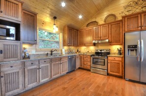 雪櫃、微波爐、焗爐、爐具