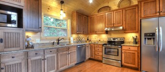 Nesten himmelen - Watershed Cabins - fantastisk uteplass brann pit, hjemmekino