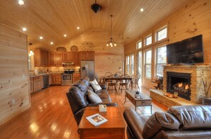 智能電視、壁爐、DVD 播放機、音響