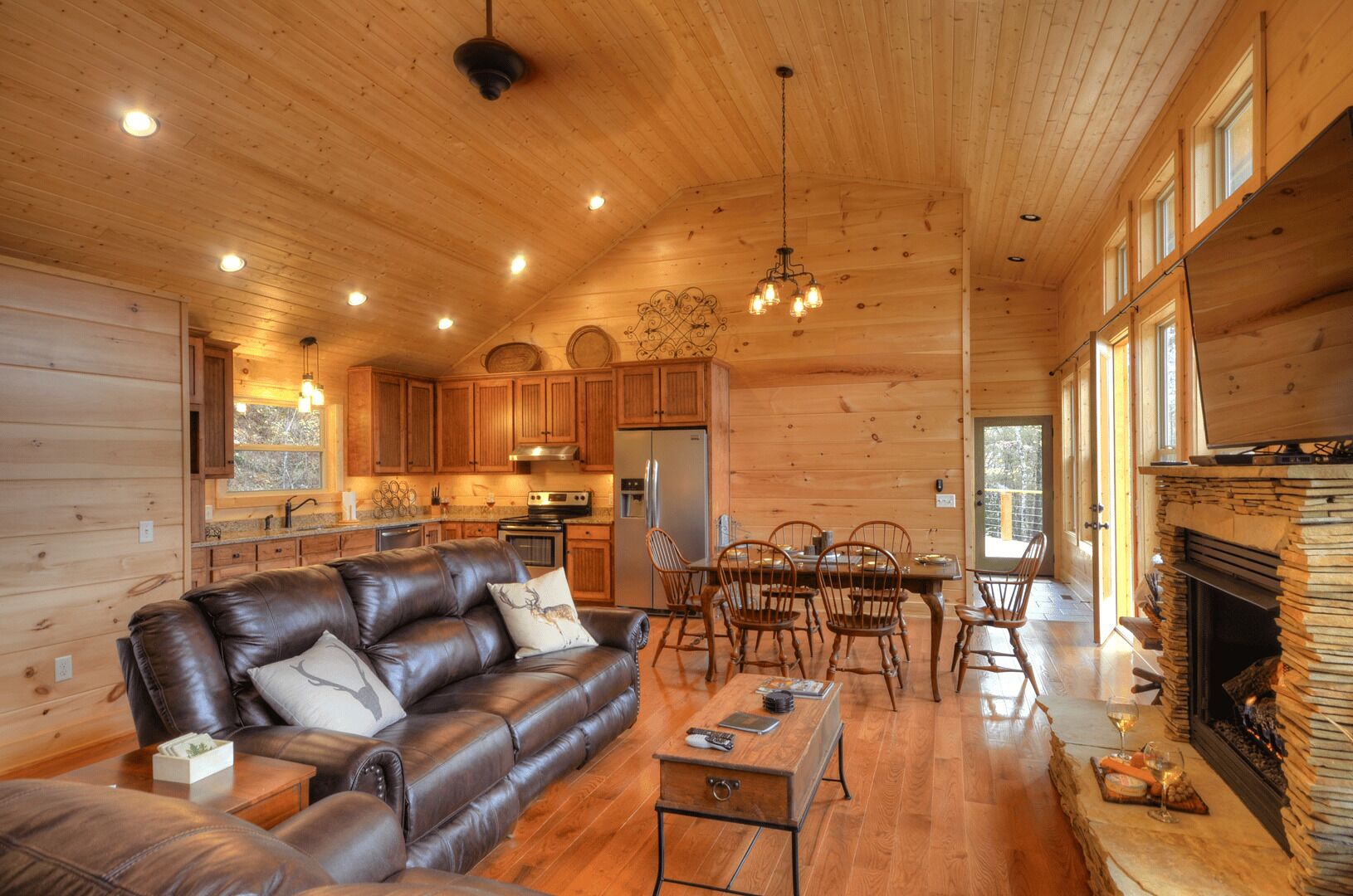 Almost Heaven - Free Brewery Tour + Amazing patio w/ Fire Pit + Home Theater +