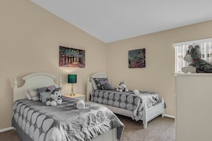4 bedrooms, iron/ironing board, WiFi, bed sheets - Hampton Lakes - Contemporary 4 bedrooms home with game room (Davenport)