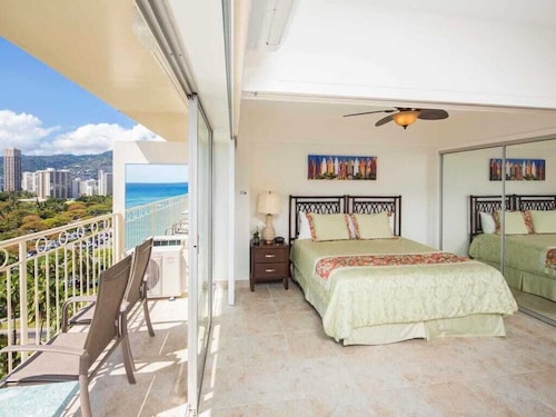 豪華なキッチン、無料のWiFi、ワイキキショア＃1216を備えたビーチシックなスイートで夕日を乾杯