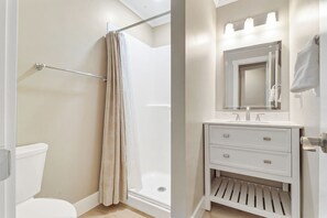 Ensemble baignoire-douche, séchoir à cheveux, serviettes fournies