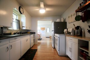 Réfrigérateur, micro-ondes, plaque de cuisson, lave-vaisselle