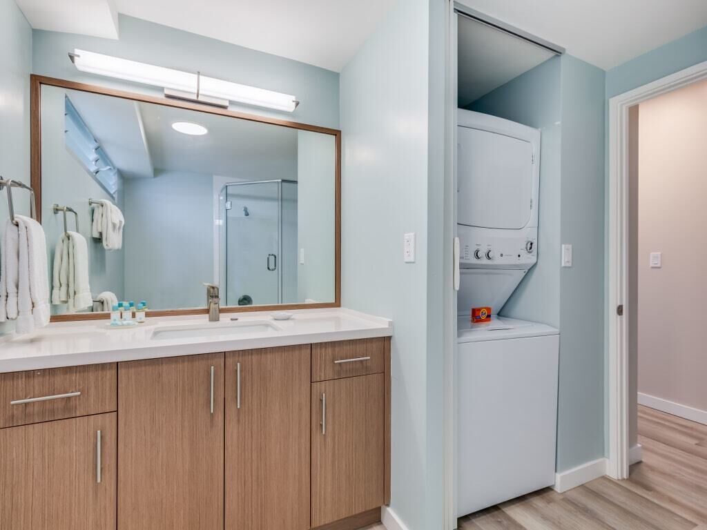 Luxe Life on the Oceanâ€™s Edge w\/Wraparound Lanai, Kitchenâ€“WaikÄ«kÄ« Shore 500 - Photo 16