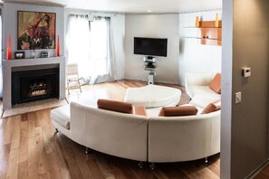 Televisión, chimenea, reproductor de DVD y libros 