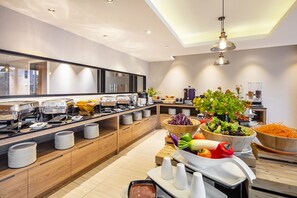 Bữa sáng buffet hàng ngày với phụ phí nhỏ 