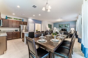 Dining - SPANISH SUNSET - Private Pool and 24/7 Support During Your Stay (Davenport)