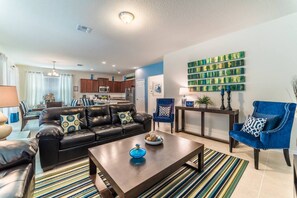 Smart TV, Netflix, streaming services - Spanish Sunset - Private Pool/Spa & 24/7 Support (Davenport)