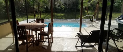 Una piscina al aire libre, una piscina climatizada