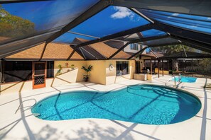 Utendørsbasseng og et oppvarmet basseng