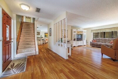  Large Luxury Home - Heated Pool - Hot Tub - Close to Beach -Disney