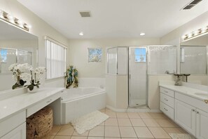 Shower, hair dryer, towels, soap - Indulge in Luxury: Hot Tub & Stunning Water View! (Kissimmee)