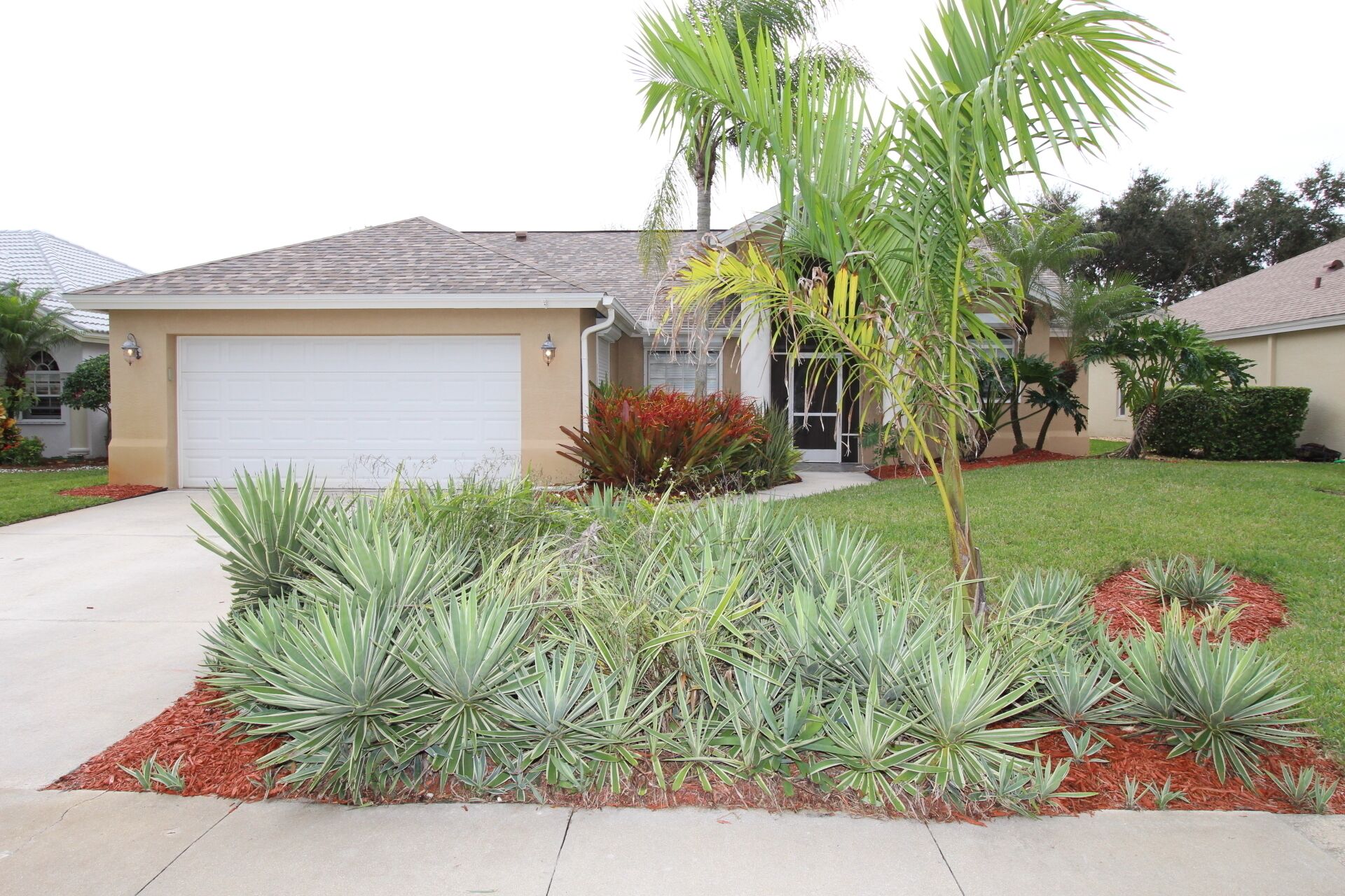 Charming very private home with heated swimming pool, will host a family of 6