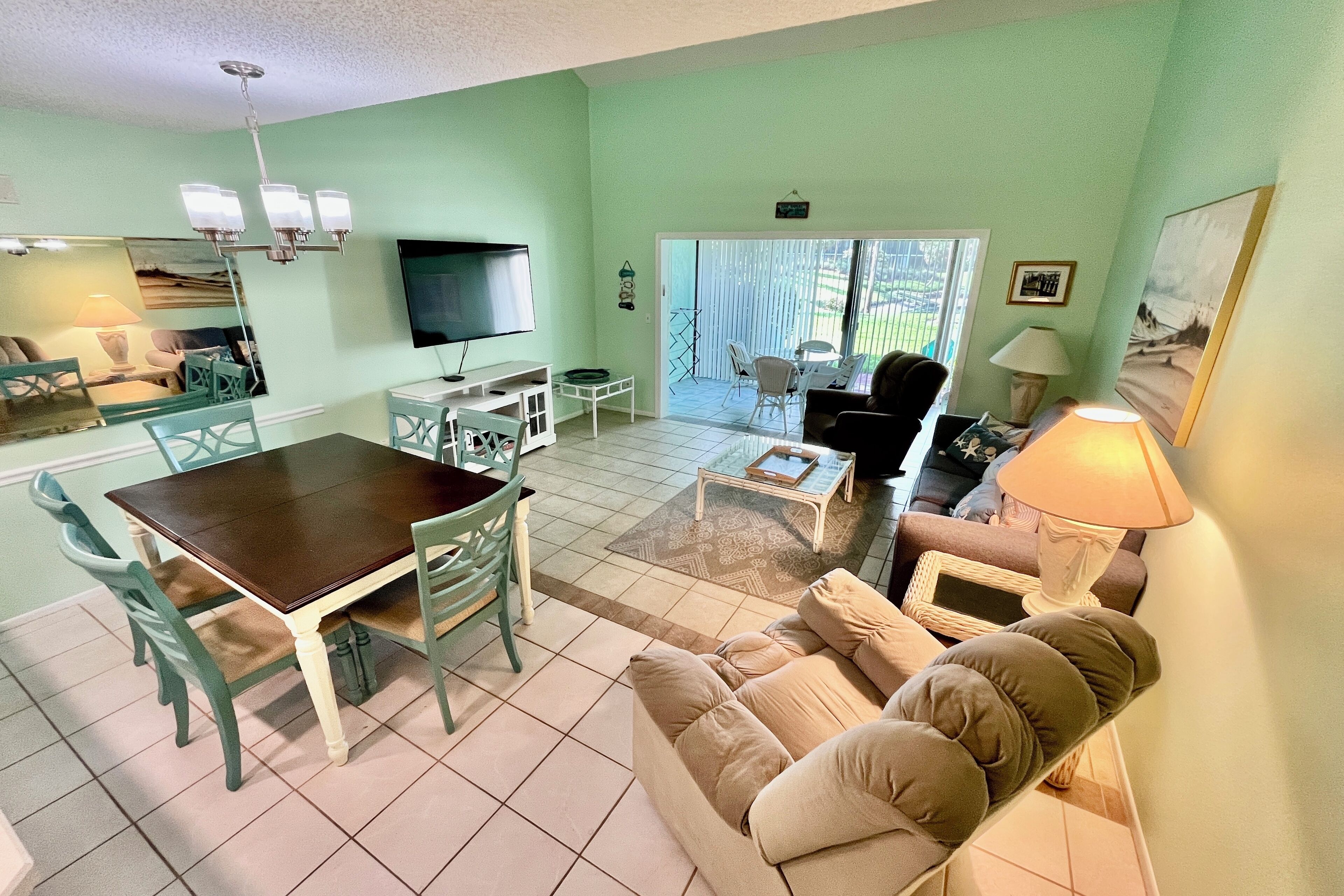Large Spacious Condo With Southern Exposure. Perfect Location! - Crescent Beach, FL