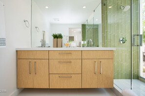Combined shower/bathtub, hair dryer, towels