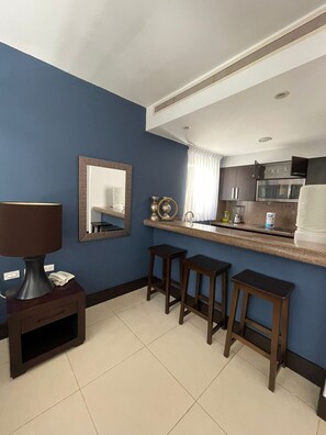 Refrigerador, microondas, parrilla de estufa y cafetera y tetera 